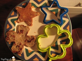 crêpes pancake en forme de trèfles à 4 feuille et d'étoile