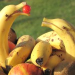 transformer un plat de fruit en dauphins joueur en bananes