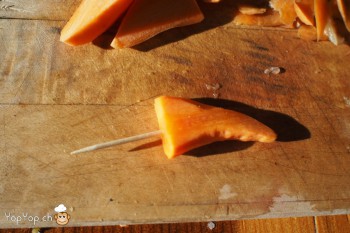 6-piquer un cure dent dans le bec en carotte